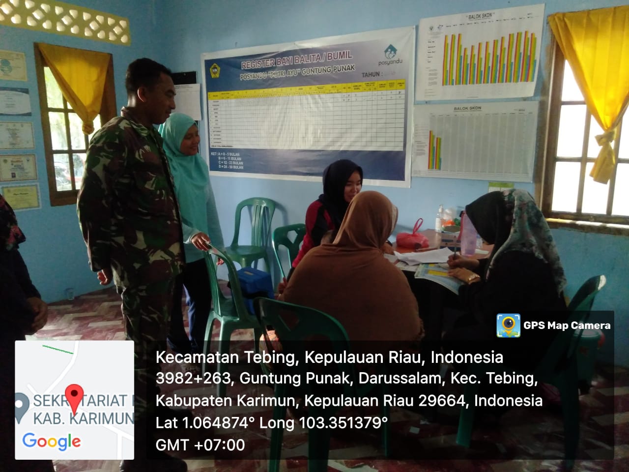 Babinsa Kelurahan Darussalam dari Koramil 04/Tbg Kodim 0317/TBK, Sertu Suriyono melaksanakan kegiatan Posyandu di Guntung Punak.