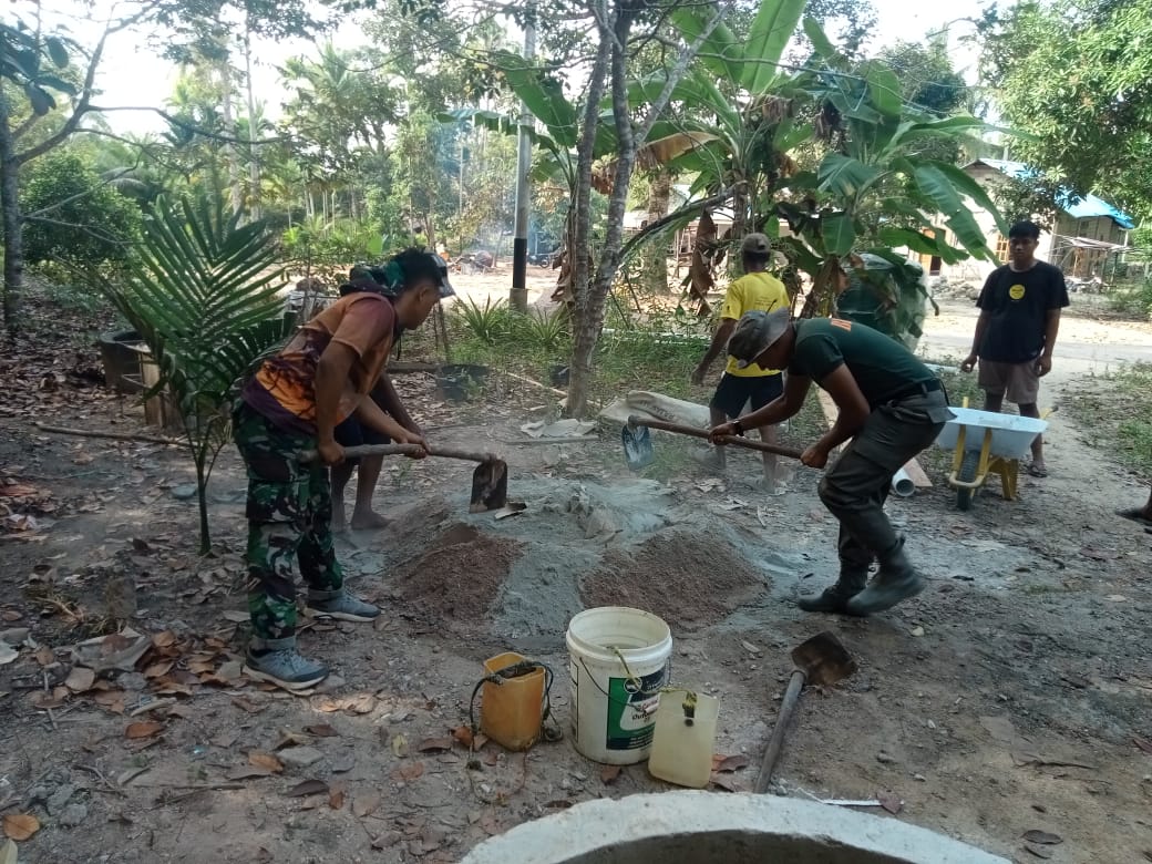 Anggota Satuan Tugas (Satgas) TNI Manunggal Membangun Desa (TMMD) ke-121, Kodim 0317/TBK membangun pondasi untuk fasilitas Mandi Cuci Kakus (MCK)