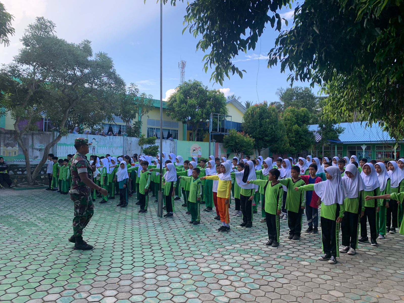 Sambut HUT RI ke-79, SDN 008 Meral melaksanakan tahap seleksi untuk dua regu putra dan putri yang akan mengikuti perlombaan gerak jalan.