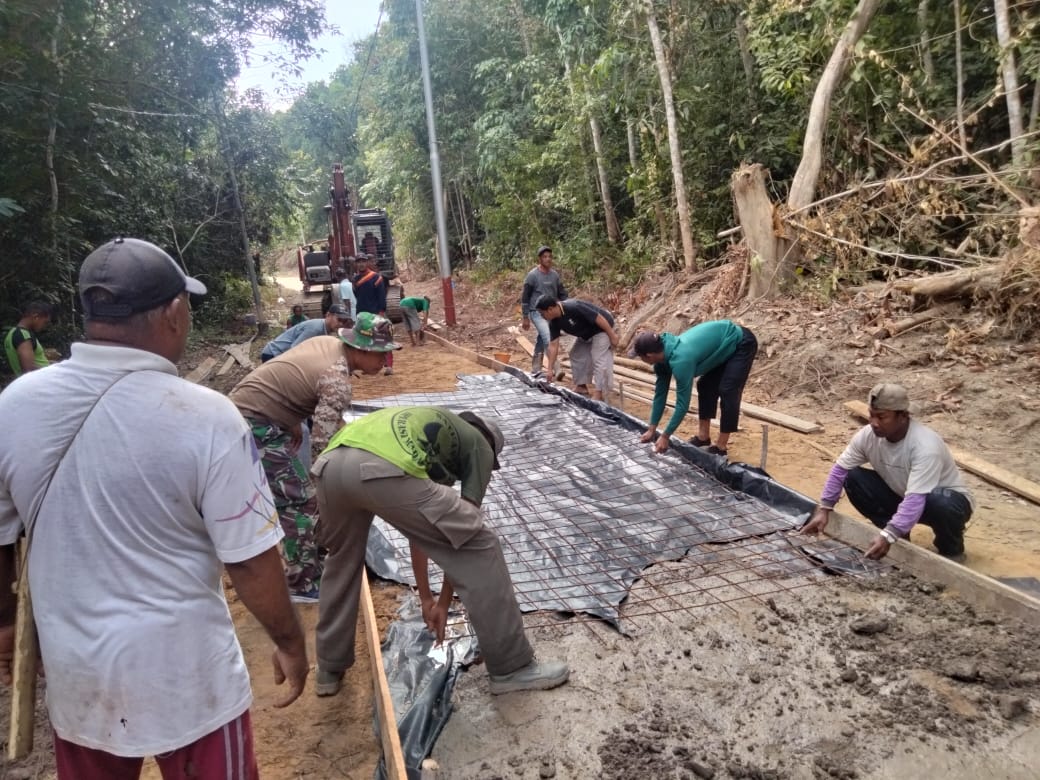 Pengerjaan Semenisasi Jalan Desa Sanglar Capai 750 Meter