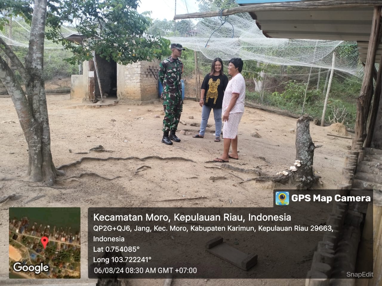 Babinsa Koramil 02/Moro, Serda Erdiwan Hura melaksanakan kegiatan komunikasi sosial (Komsos) dengan masyarakat di Desa Jang.