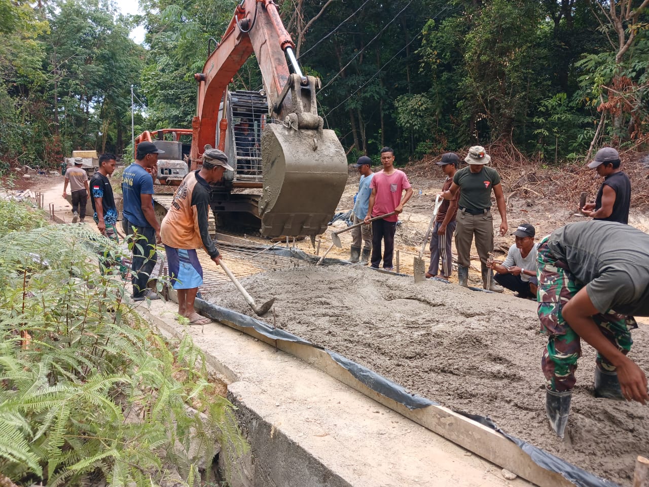 Satgas TMMD bersama masyarakat setempat tampak saling bahu-membahu untuk memastikan proyek ini selesai sesuai jadwal yang telah ditentukan.