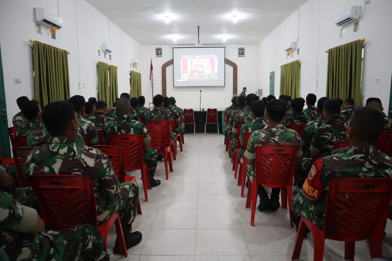 Kepala Staf Angkatan Darat (KSAD), Jenderal TNI Maruli Simanjuntak memberikan pengarahan kepada personil Kodim 0317/TBK, Jumat (9/8/2024).