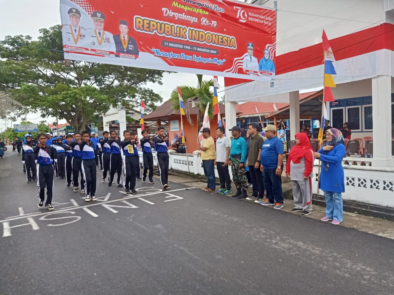 Babinsa Koramil 02/Moro, Serma Mula Sinaga ikut berpartisipasi dalam acara lomba gerak jalan yang digelar di Kecamatan Moro.