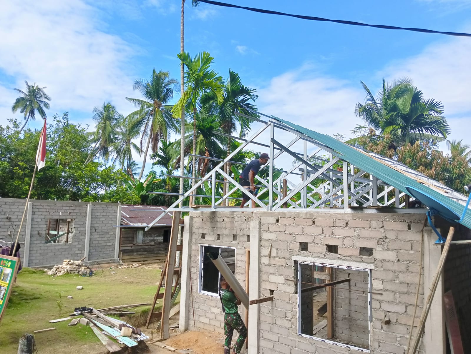 Progres proyek pembangunan rumah milik Zais, warga Dusun Tebing Desa Sanglar memasuki tahap pemasangan atap baja ringan.