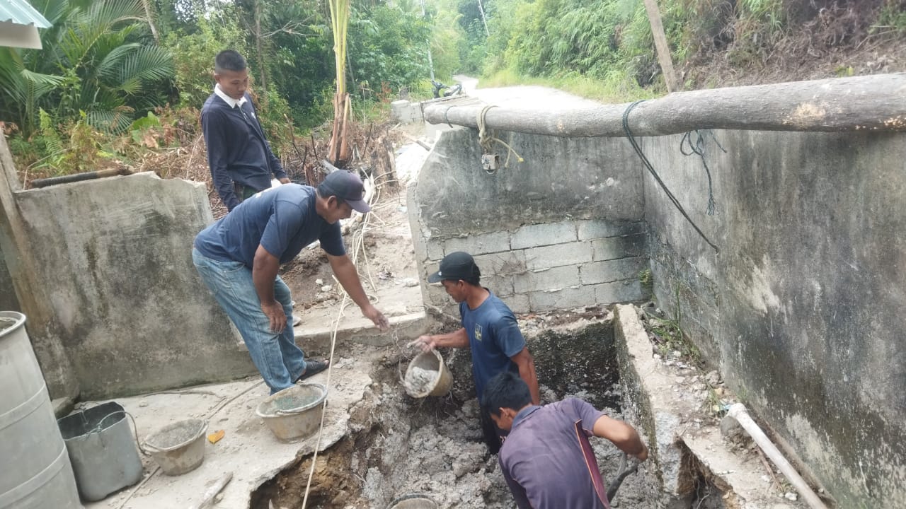 Anggota Satgas TMMD ke-121, Kodim 0317/TBK tengah melakukan pengerjaan pembuatan fasilitas Mandi Cuci Kakus (MCK) di Desa Sanglar.