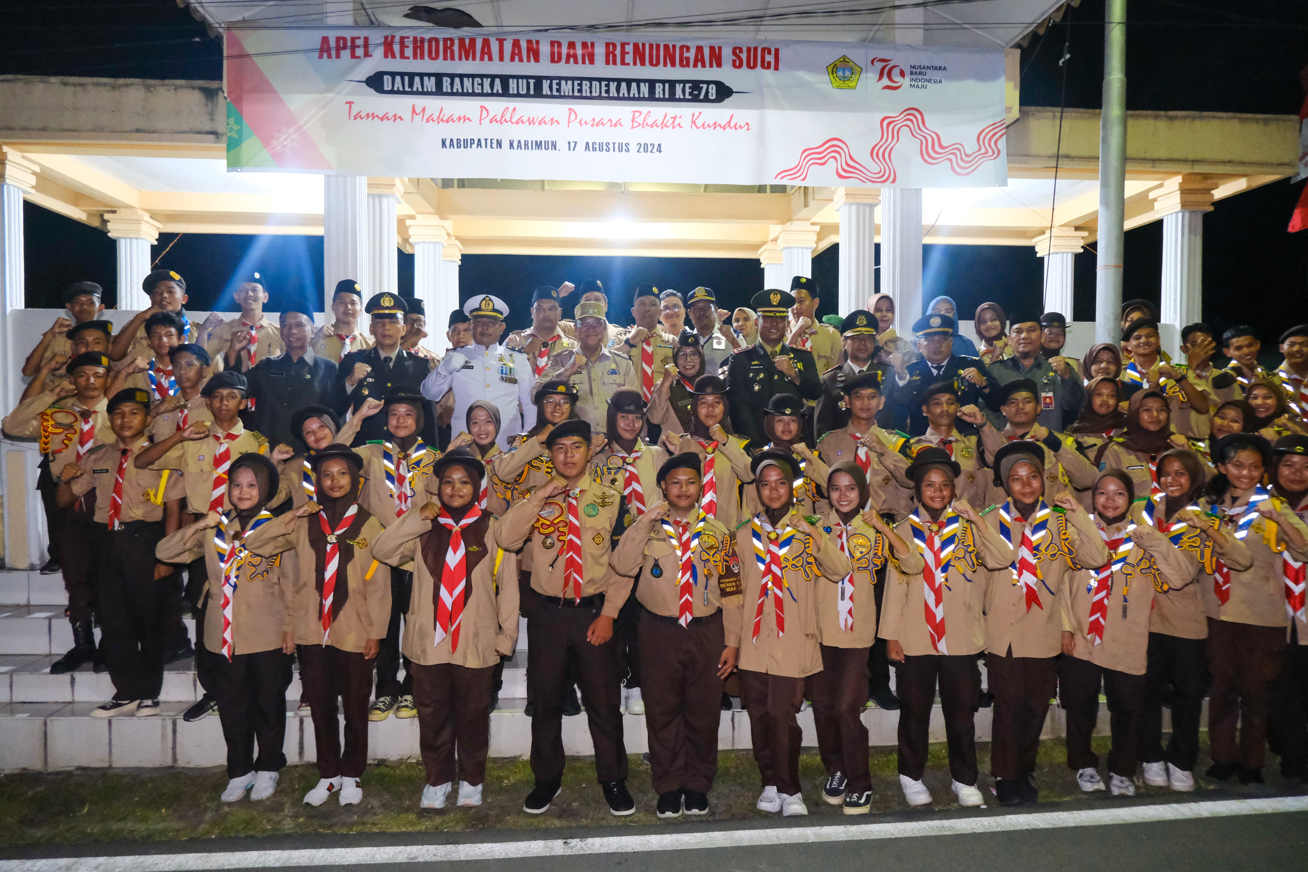 Dandim 0317/TBK, Letkol Inf Ida Bagus Putu Mudiata melaksanakan kegiatan apel kehormatan dan renungan suci di makam pahlawan.