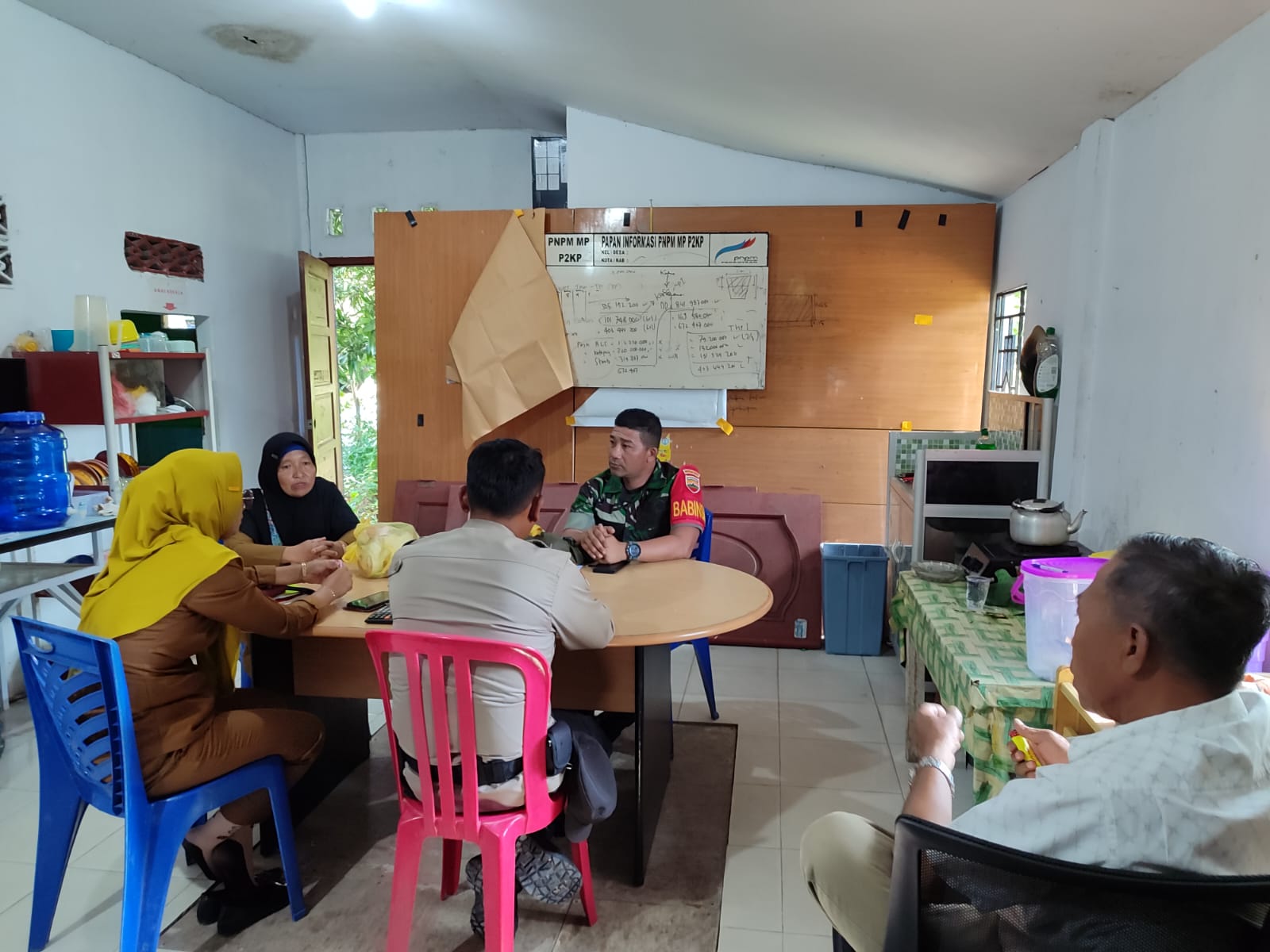 Babinsa Desa Pongkar, Serda Efin Wijaya bersama Babinkamtibmas melaksanakan kegiatan Komsos dengan perangkat desa hari ini.