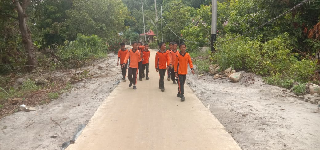 Satgas TMMD ke-121 Kodim 0317/TBK bersama masyarakat Desa Sanglar telah berhasil menyelesaikan semenisasi jalan sepanjang 1.500 meter.