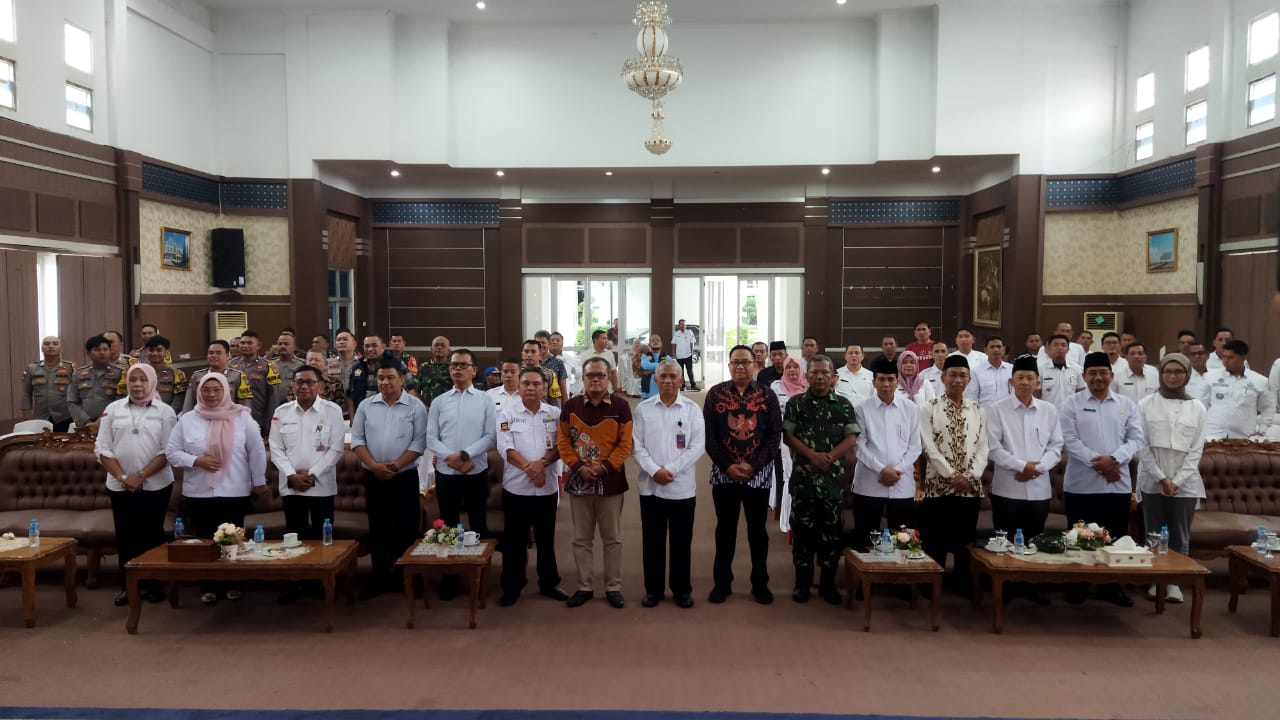 Kapten Inf R. Nainggolan beserta Babinsa dari Kodim 0317/TBK menghadiri pembukaan kegiatan bertajuk "Kenali dan Peduli Lingkungan Sendiri".