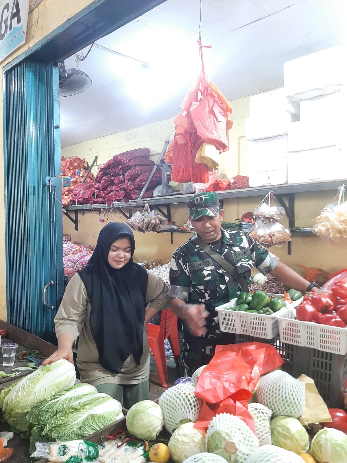 Babinsa Kelurahan Sungai Lakam Timur, Serda Rinto dari Koramil 01/Balai, melaksanakan kegiatan Komsos pedagang sembako di Pasar Puan Maimun.