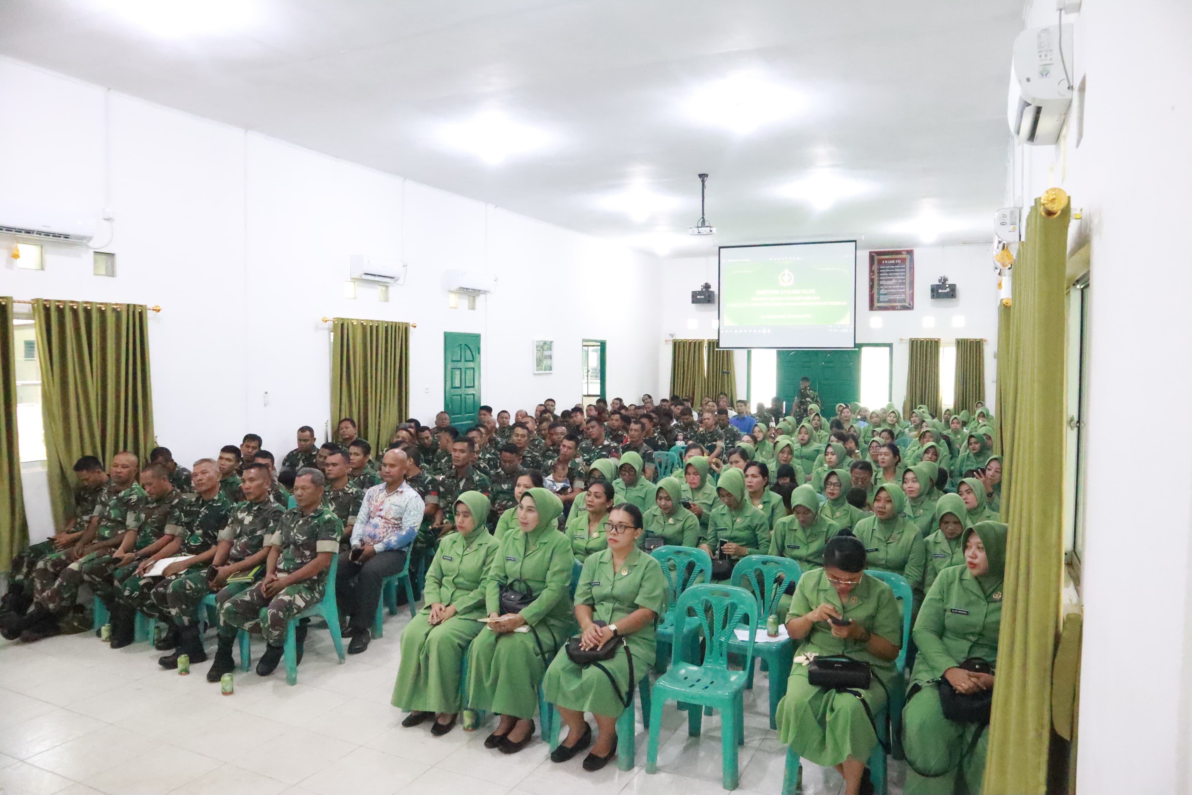 Dandim 0317/TBK, Letkol Inf Ida Bagus Putu Mudita mengadakan pertemuan gabungan dengan seluruh Prajurit dan Persit Kodim 0317/TBK.