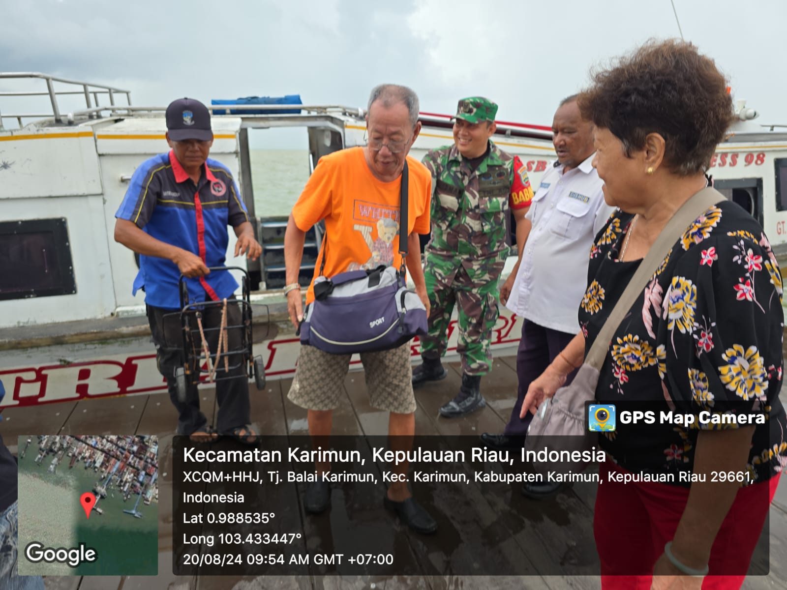 Babinsa Kelurahan Tanjung Balai Kota dari Koramil 01/Balai, Sertu Misman, melaksanakan monitoring di Pelabuhan KPK Kabupaten Karimun.