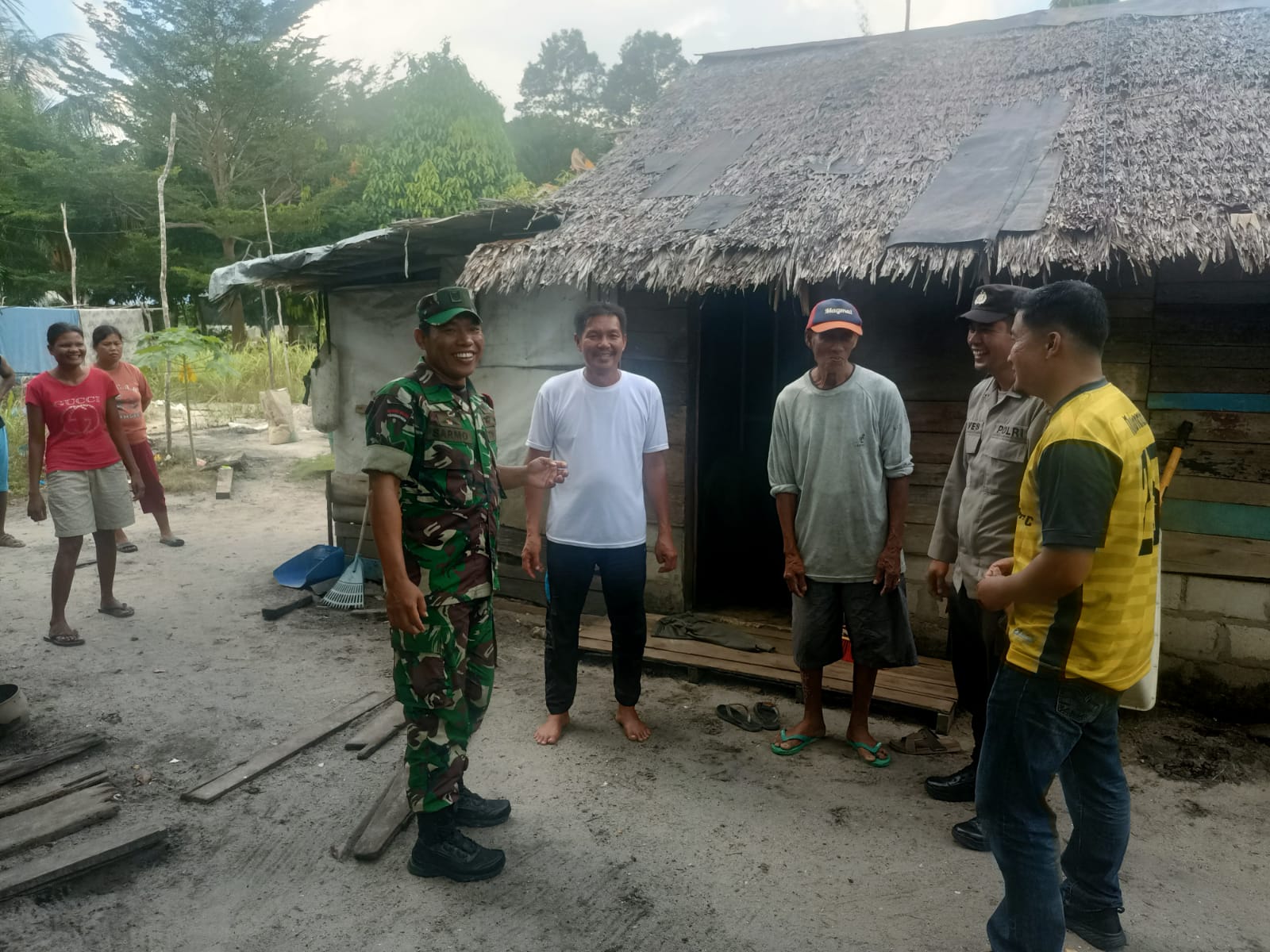 Babinsa Kelurahan Pasir Panjang, Koramil 04/Tebing, Kodim 0317/TBK, Serka Sarmo melaksanakan Komunikasi Sosial dengan warga binaan.