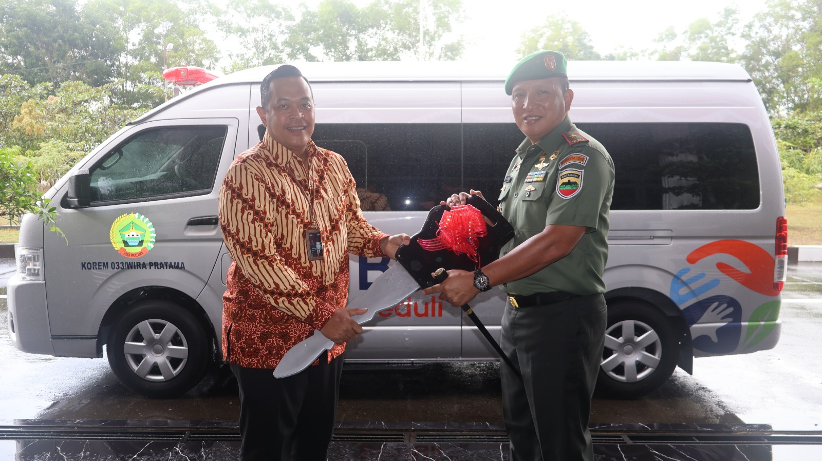 Korem 033/Wira Pratama mendapat hibah satu unit mobil ambulan dari BRI Cabang Tanjungpinang, Rabu (14/8/2024).