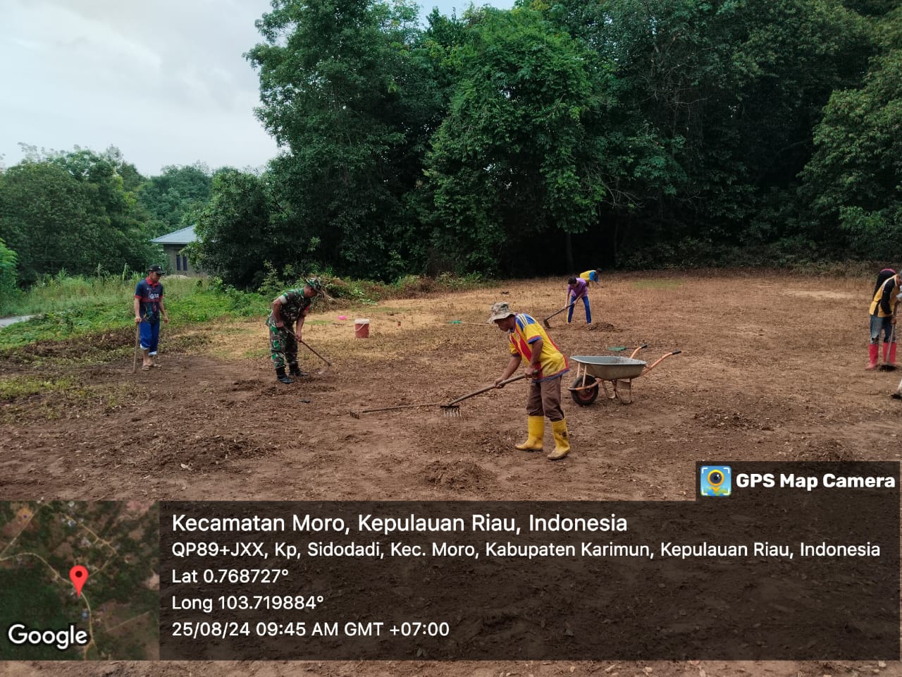 HUT Republik Indonesia ke-79, Serka M. Amin Babinsa Desa Sugie Koramil 02/Moro bersama masyarakat setempat melaksanakan gotong royong.