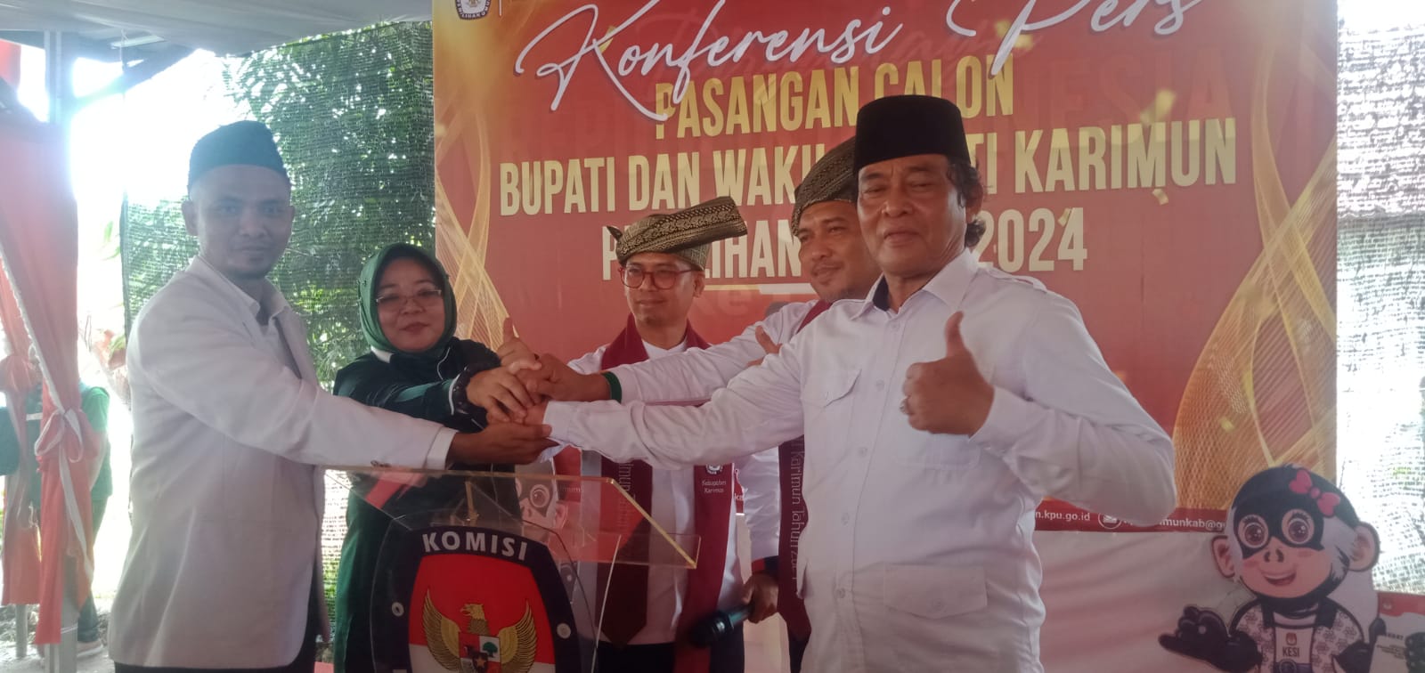 Pasangan Calon Bupati dan Wakil Bupati Karimun, Iskandarsyah-Rocky Marciano Bawole (Isrock) resmi mendaftar ke KPU Kabupaten Karimun.