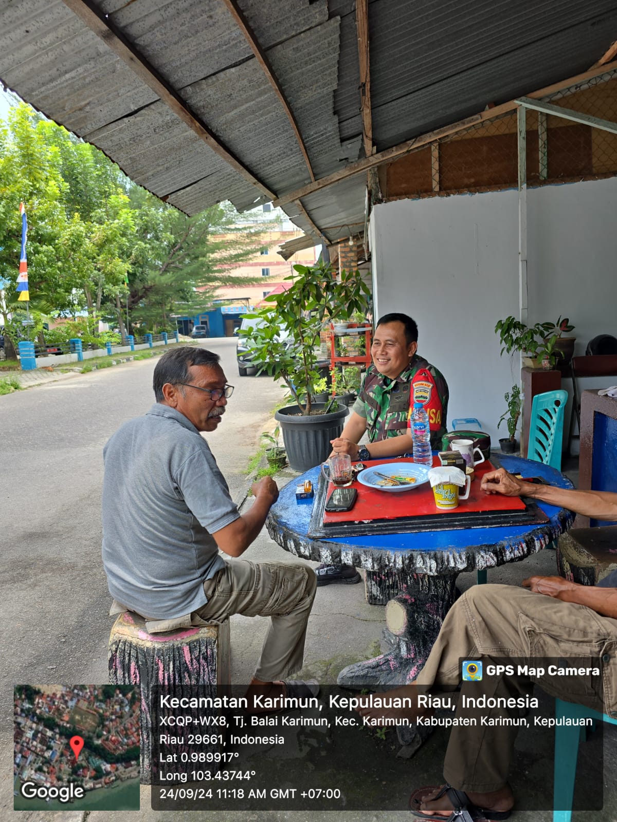 Babinsa Tanjung Balai Kota dari Koramil 01/Balai, Sertu Misman mengadakan komunikasi sosial (komsos) dengan Ketua RW 001, Azmi.