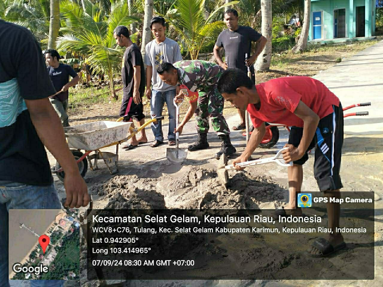 Koptu Budiono, bersama warga desa setempat, telah melaksanakan kegiatan gotong royong semenisasi jalan yang berlubang.