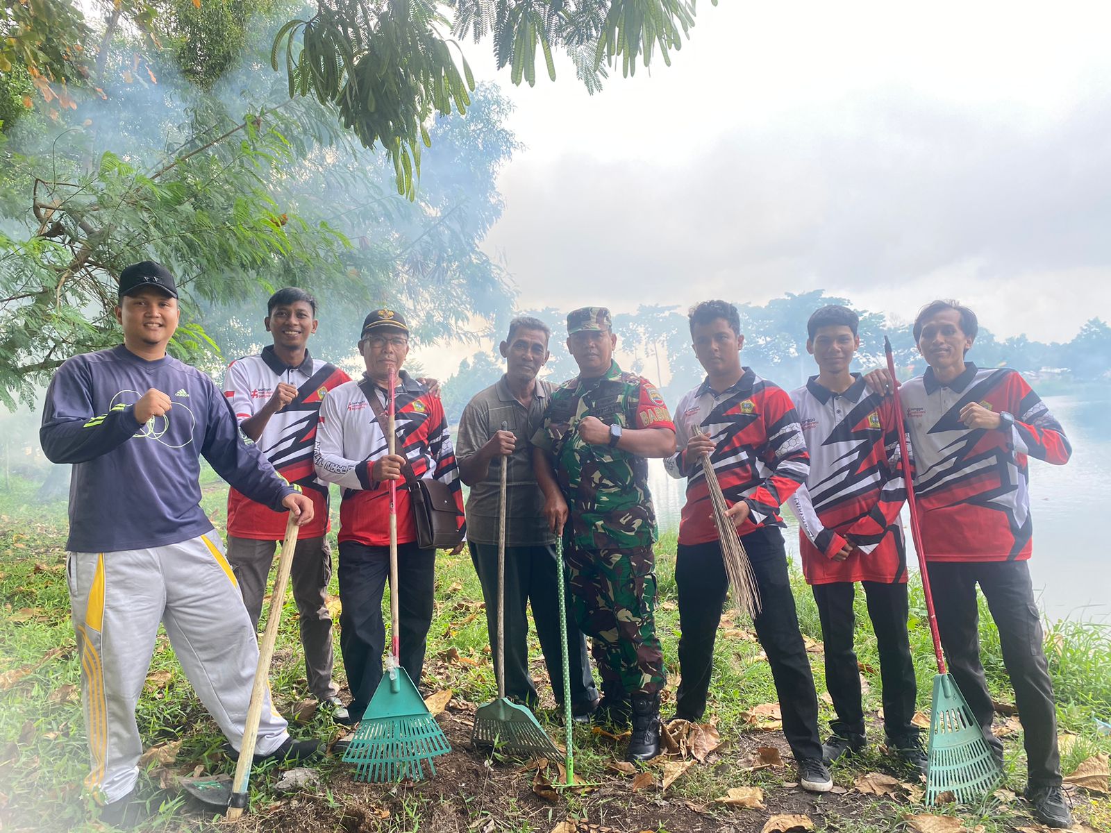 Babinsa Kelurahan Baran Timur, Koramil 01/Balai, Sertu Mujahid, bersama dengan staf Kelurahan Baran Barat, menggelar kegiatan gotong royong.