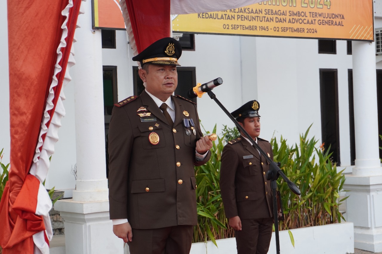 Kepala Kejaksaan Negeri (Kejari) Karimun, Priyambudi memimpin upacara Peringati Hari Lahir Kejaksaan ke-79 tahun 2024, Senin (2/9/2024).