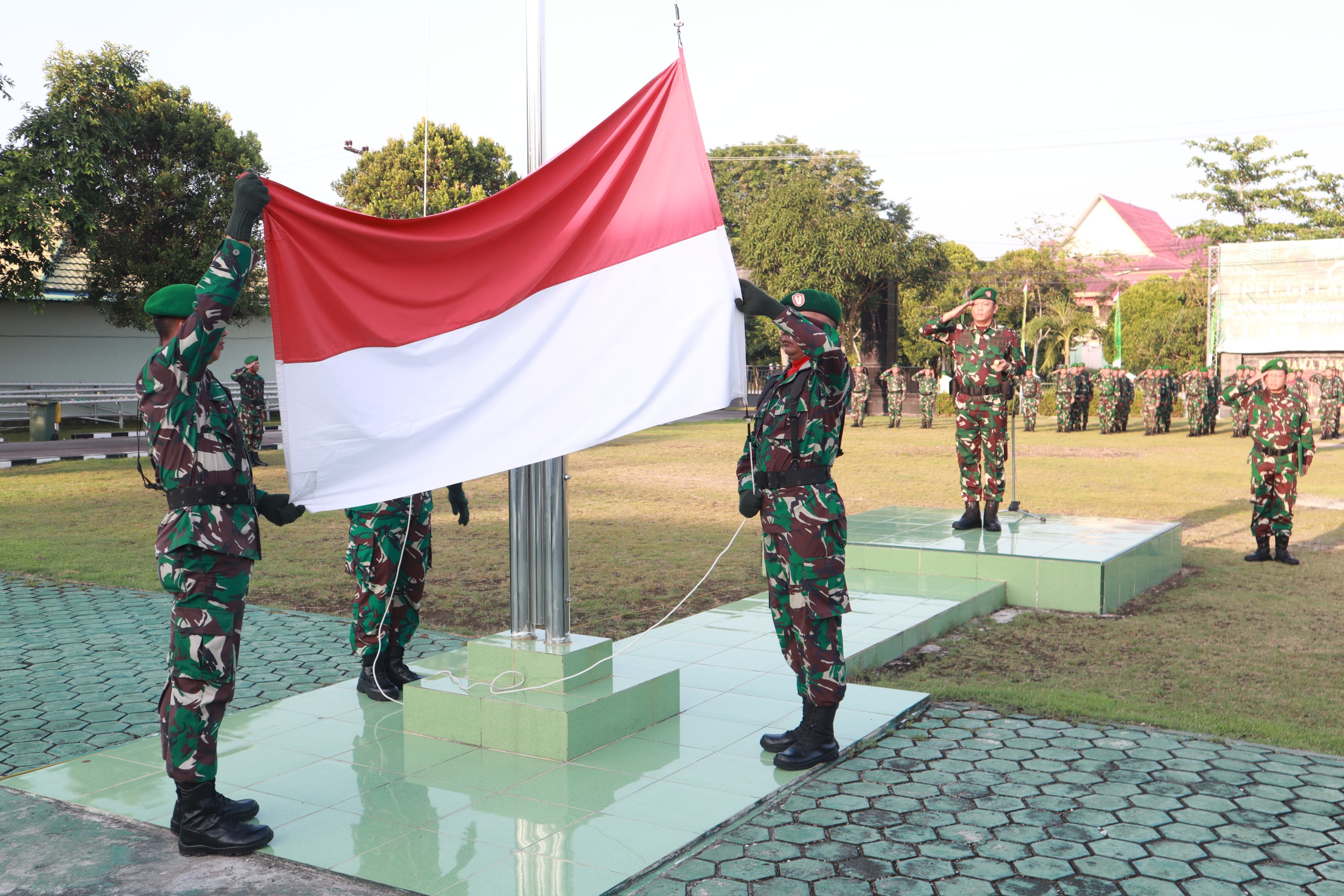 Dandim 0317/TBK, Letkol Inf Ida Bagus Putu Mudita memimpin upacara pengibaran bendera merah putih di lapangan upacara Makodim 0317/TBK.