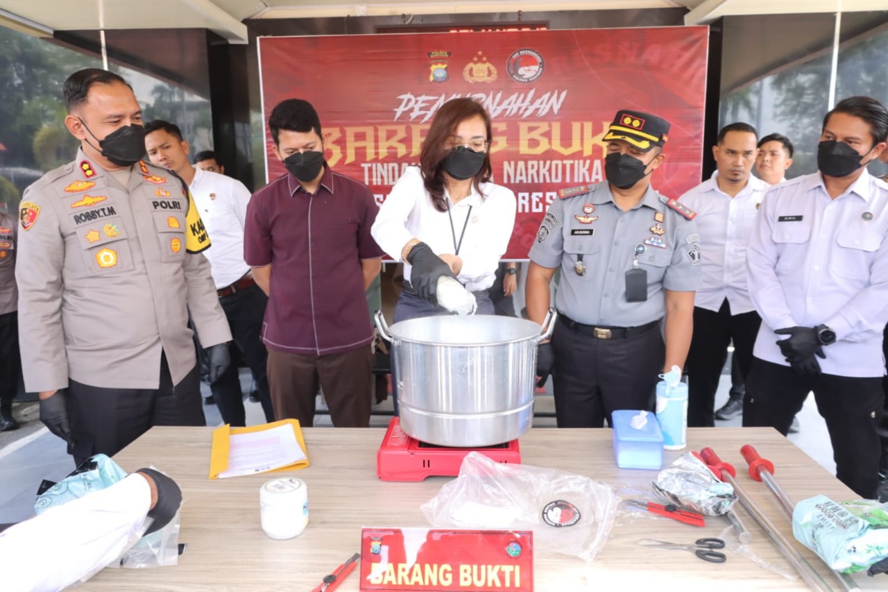 Kapolres Karimun, AKBP Robby Topan Manusiwa bersama pejabat vertikal di Pemerintah Kabupaten Karimunmusnahkan 2,5 Kg Sabu, Senin (30/9/2024).