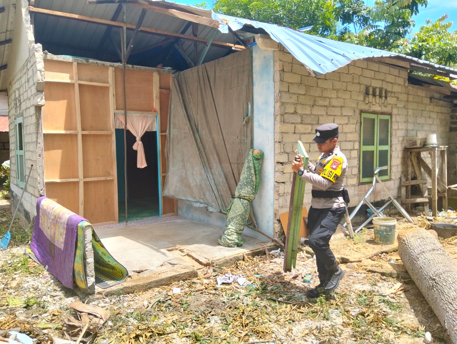 Polsek Buru, Polres Karimun memberikan bantuan kepada warga yang tertimpa pohon kayu akibat musibah angin kencang di Kelurahan Buru.