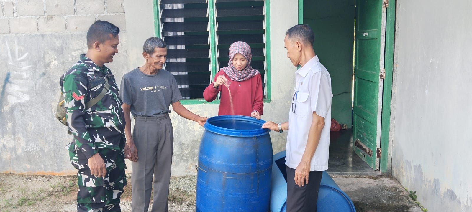 Babinsa Kelurahan Pamak, Koramil 04/Tebing, Koptu Suhermansyah mendampingi kegiatan yang dilaksanakan oleh Puskesmas Meral.