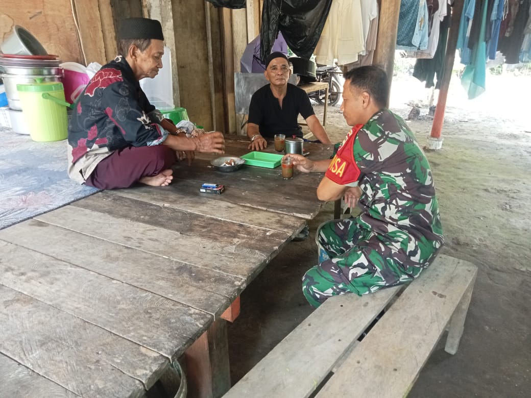 Jelang Pilkada 2024, Babinsa Desa Tanjung Hutan, Koptu Yudiyanto, melakukan silahturahmi dengan tokoh masyarakat Desa Tanjung Batu Kecil.