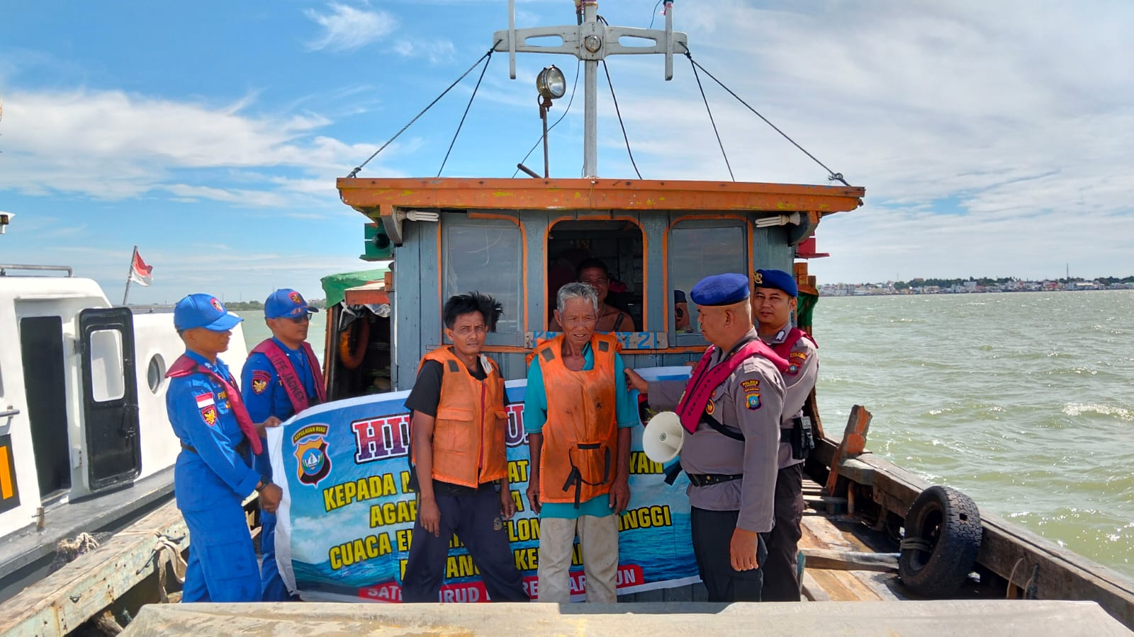 Satpolairud Polres Karimun menggelar patroli laut untuk memberikan himbauan kepada pemilik sarana laut ataupun yang bekerja di laut terkait cuaca ekstrim