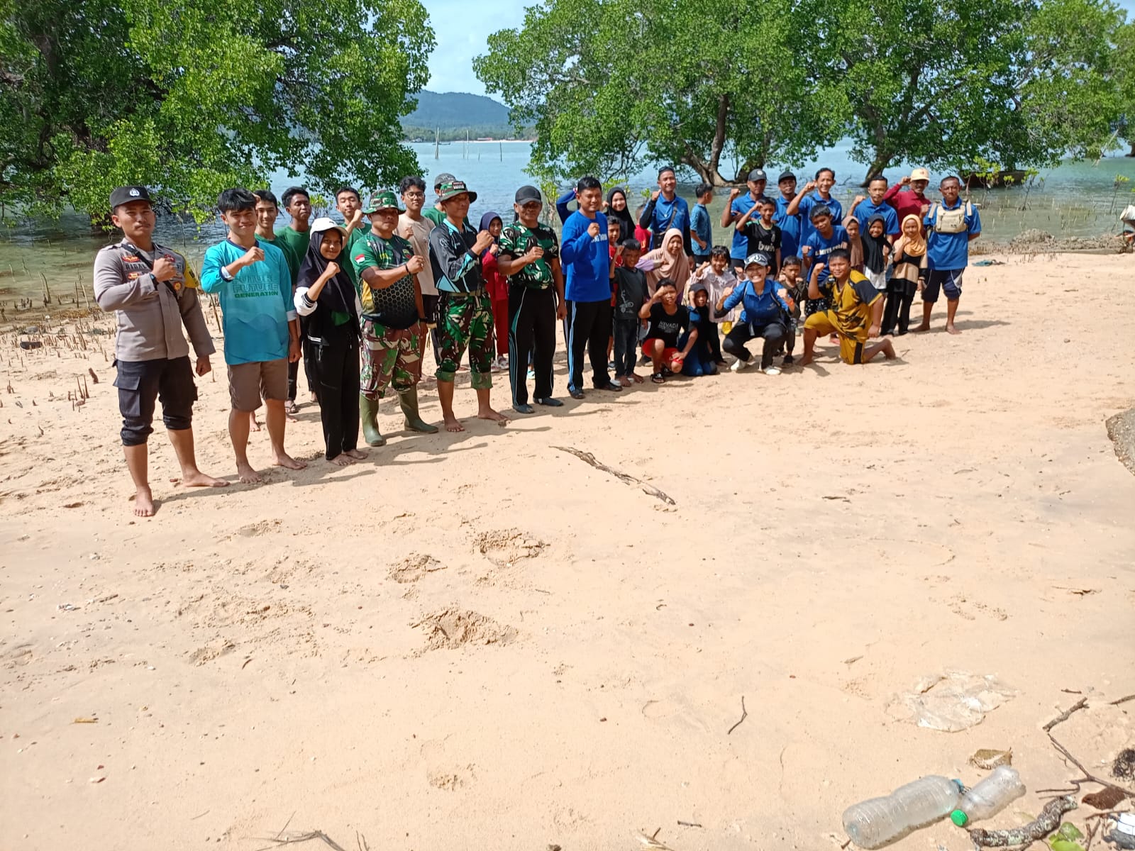 Babinsa Koramil 02/Moro melakukan penanaman bibit pohon bakau di Pantai Desa Jang dengan melibatkan masyarakat Desa Jang dan Telunas.