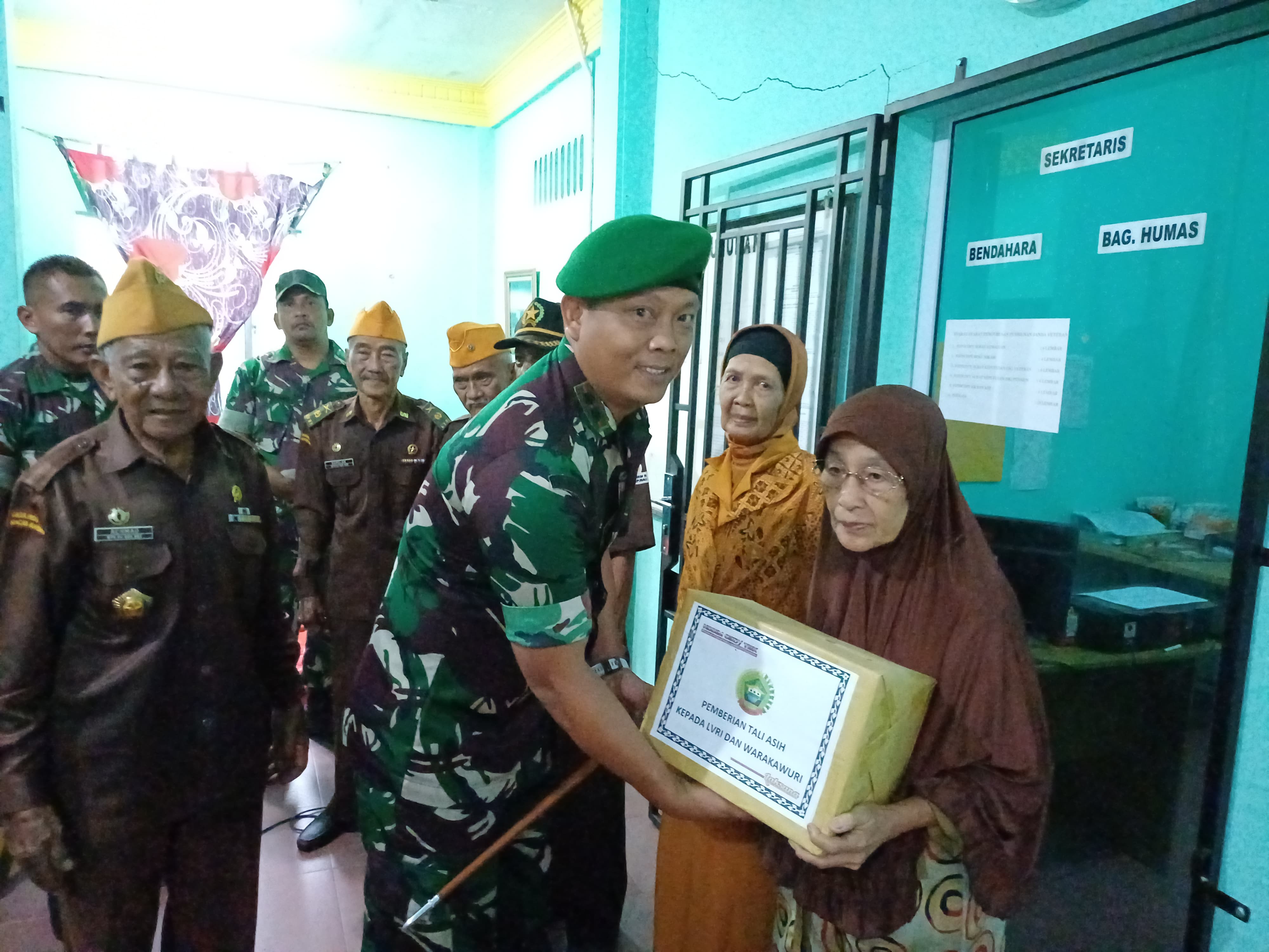 Dandim 0317/TBK, Letkol Inf Ida Bagus Putu Mudita, menyerahkan bantuan sembako kepada para veteran di Kabupaten Karimun.