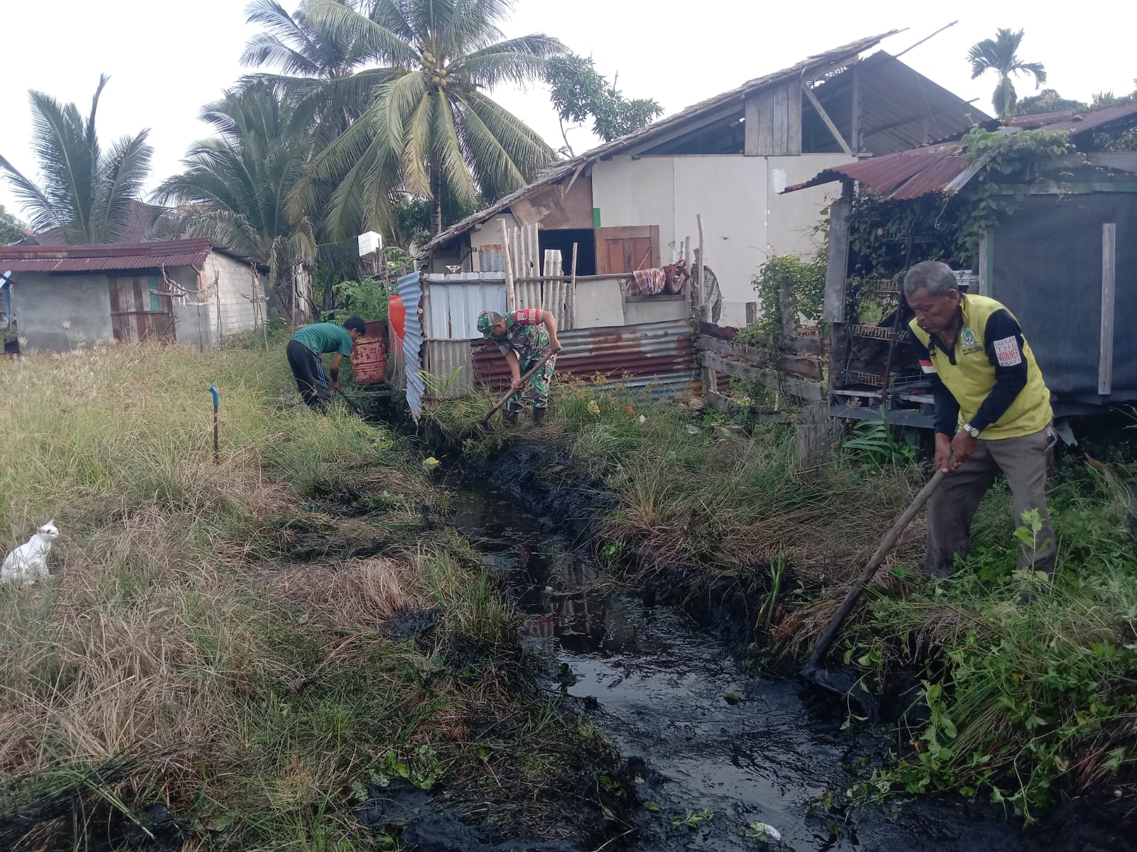 Babinsa Kecamatan Durai Koramil 02/Moro, Serka MAS. Parinduri gotong-royong bersihkan saluran parit di RT/RW 003/01 Dusun I Desa Telaga Tujuh.