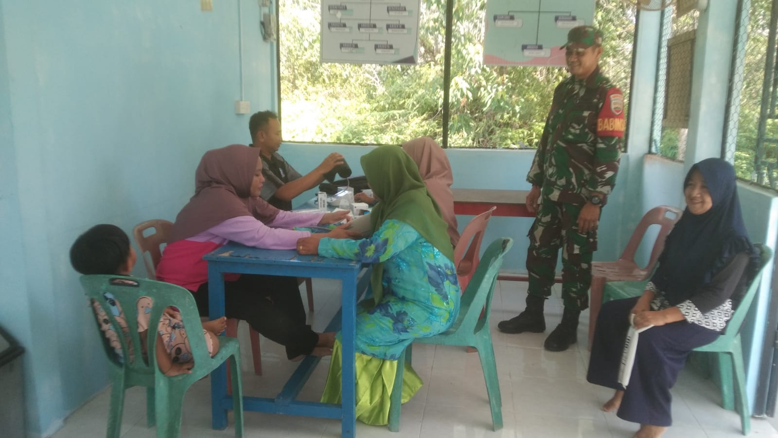 Babinsa Desa Sawang menghadiri kegiatan Posyandu Lansia di RT 15 RW 06 Batu Tumbang Flamboyan IV, Kecamatan Kundur Barat.