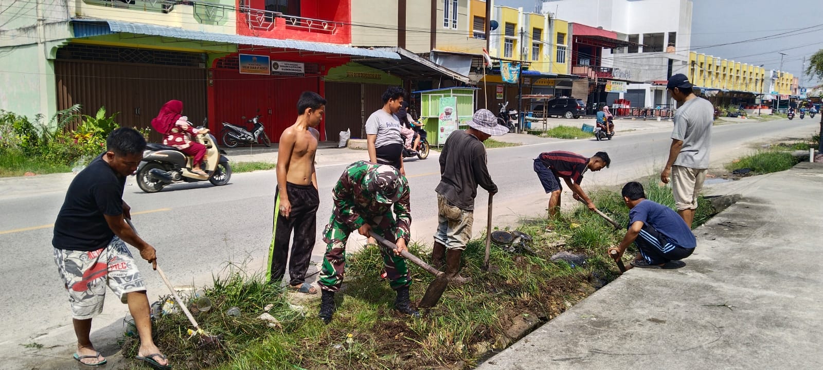 Babinsa Kelurahan Sungai Raya, Serda M. Rapid bersama Toga dan Tomas Gotong Royong Bersihan Parit di Kelurahan Sungai Raya.