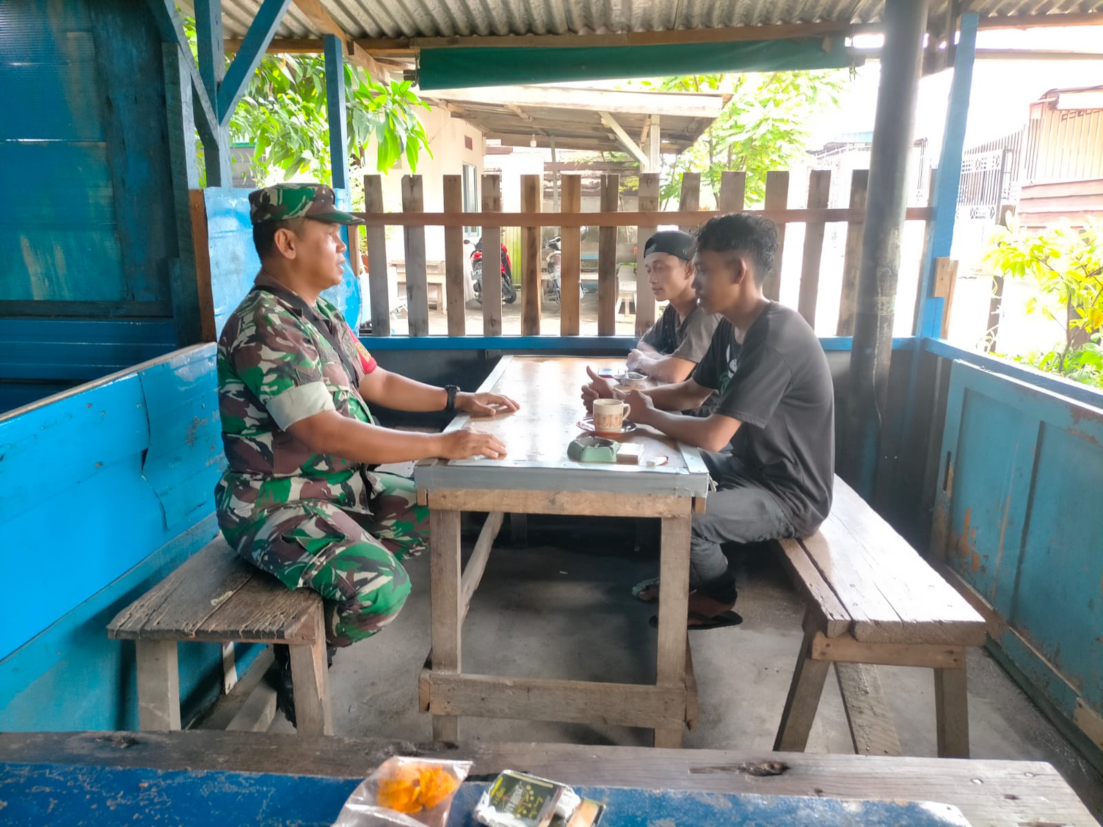 Sertu Mujahid, Babinsa Kelurahan Baran Timur dari Koramil 01/Balai, telah melaksanakan kegiatan komunikasi sosial dengan pemuda setempat.