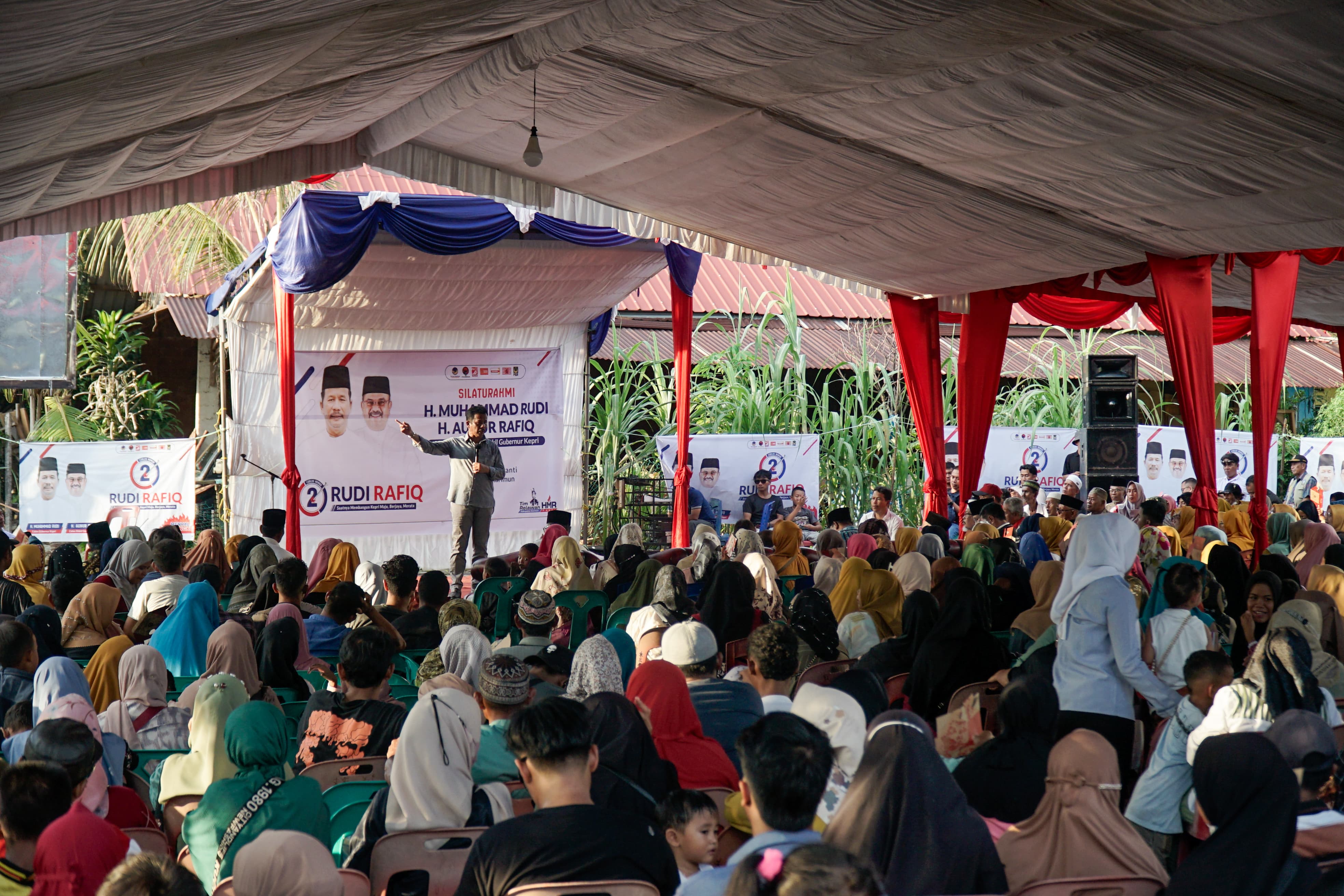 Ribuan warga Kabupaten Meranti di Karimun beri dukungan Paslon Muhammad Rudi-Aunur Rafiq jadi Gubernur dan Wakil Gubernur Kepri.