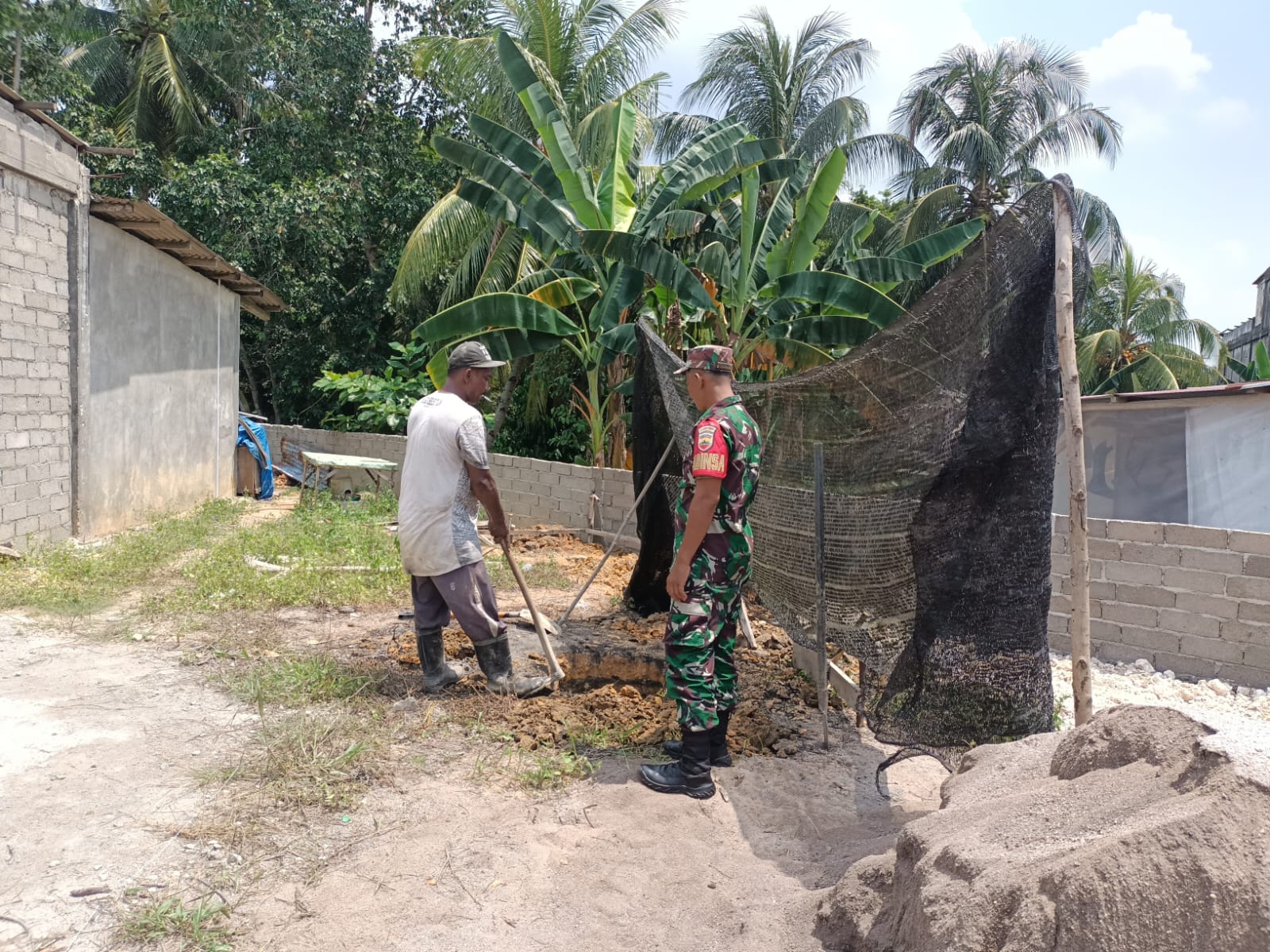 Babinsa Penarah dari Koramil 03/Kundur, Sertu Suhendra melakukan kegiatan komunikasi sosial (Komsos) dengan masyarakat binaan.