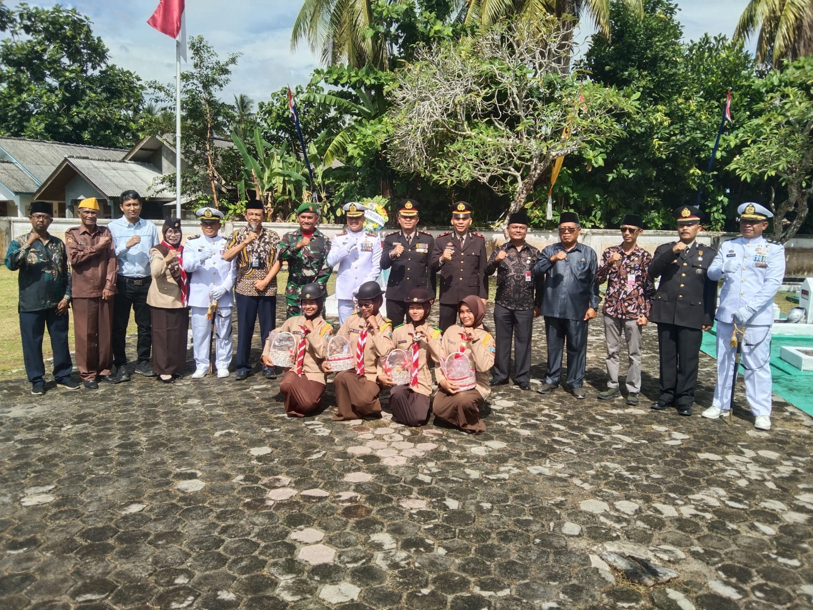 Maknai HUT TNI ke-79, Kodim 0317/TBK berziarah ke Makam Pahlawan Pusara Bhakti Tanjung Batu, Kamis (3/10/2024).