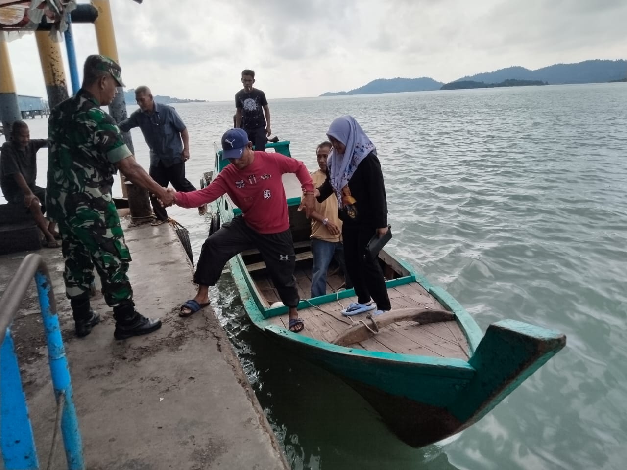 Babinsa Desa Sugie dari Koramil 02/Moro Kodim 0317/TBK, Serma M. Amin melaksanakan kegiatan Komsos di Pelabuhan Srimanda Moro.