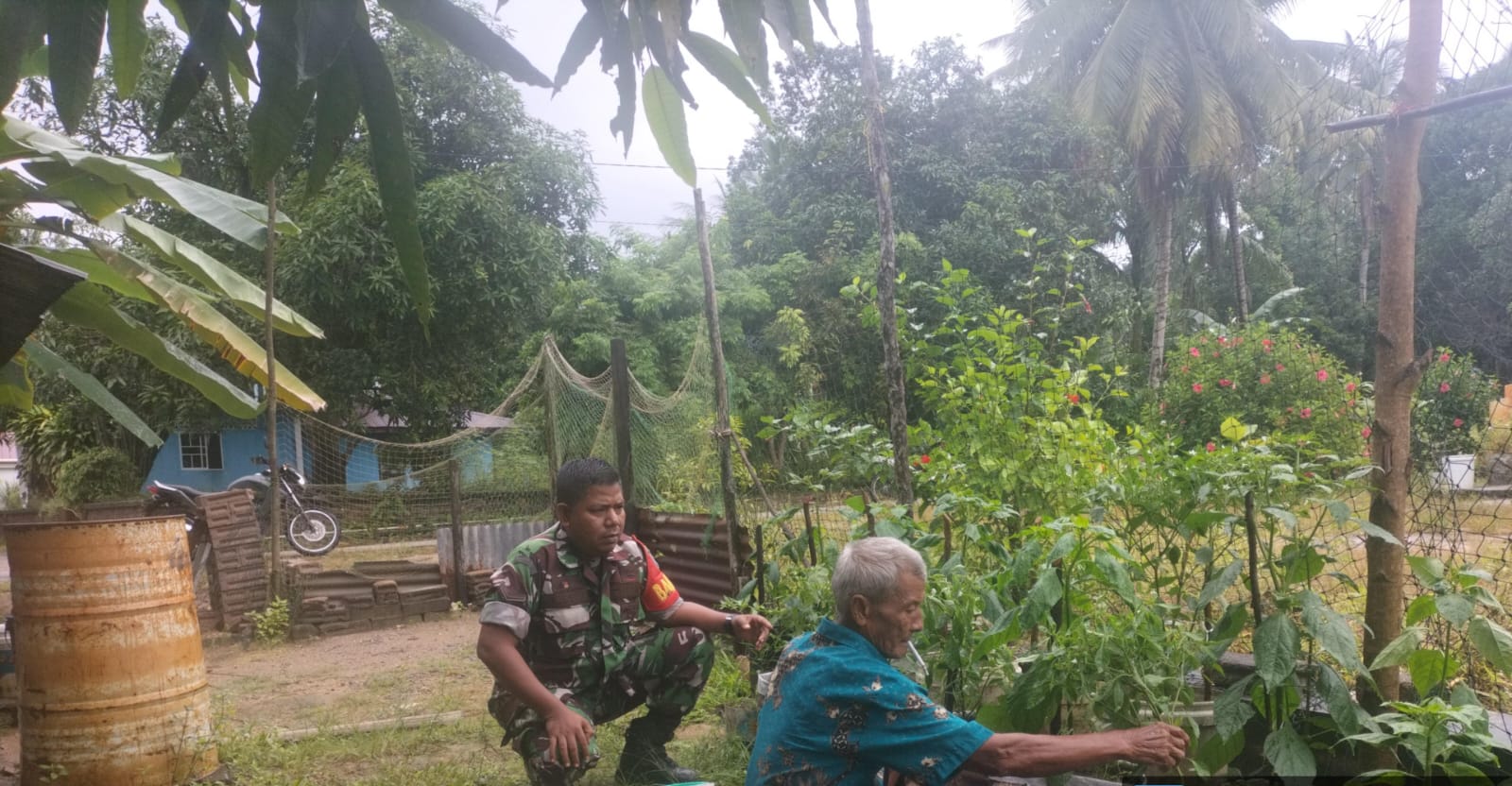 Sertu Guslim dari Koramil 02/Moro Kodim 0317/TBK melaksanakan kegiatan Komunikasi Sosial (Komsos) dengan warga binaan.