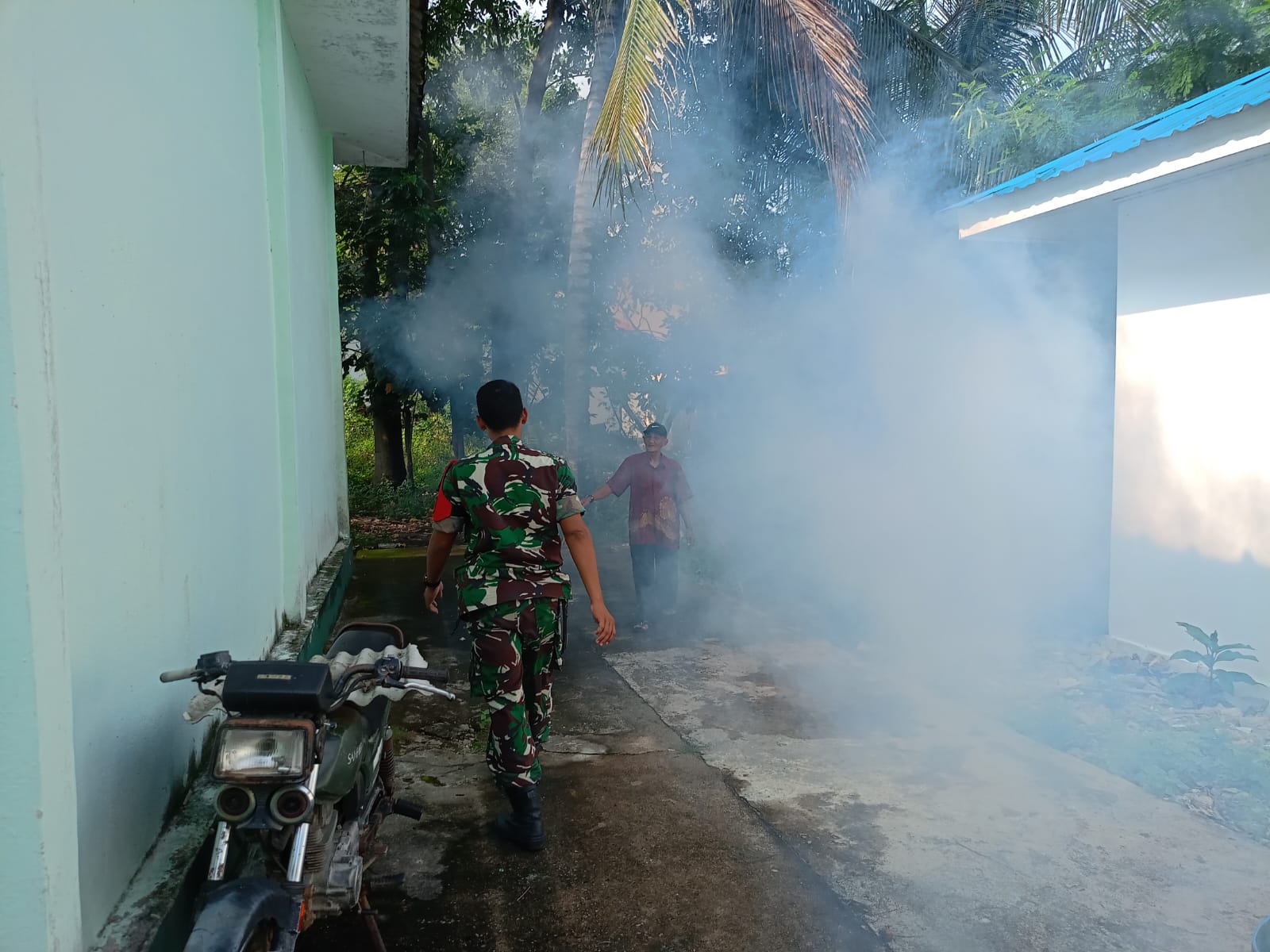 Babinsa Moro Beri Pendampingan Fogging