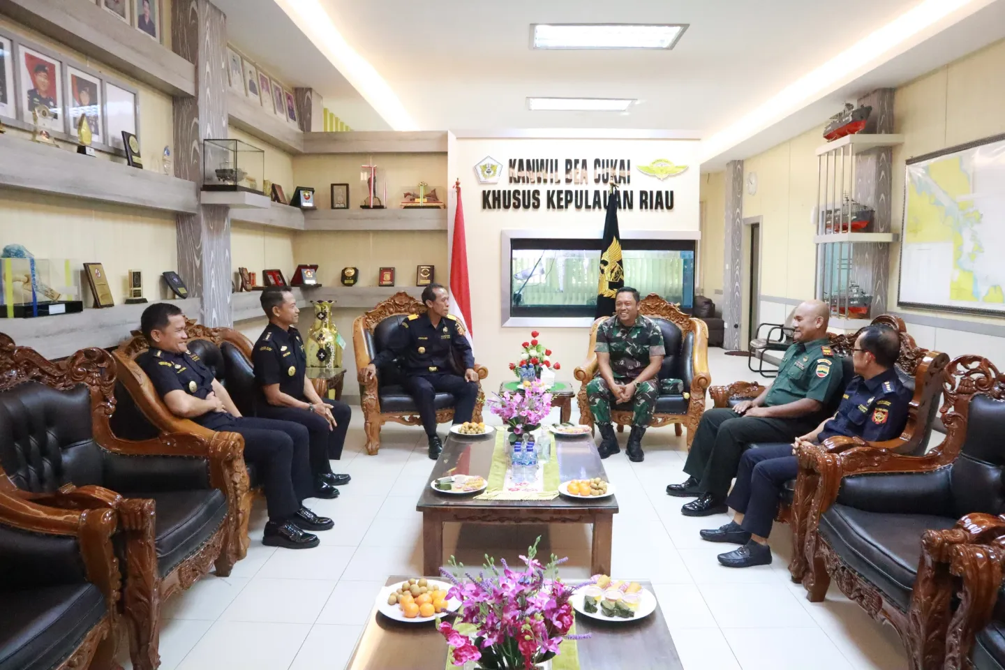 Dandim 0317/TBK, Letkol Inf Ida Bagus Putu Mudita mengadakan pertemuan silaturahmi dengan Kepala Kantor DJBC Khusus Kepri.