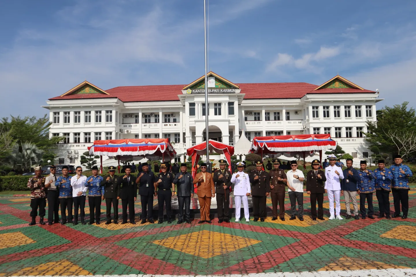 Pemerintah Kabupaten (Pemkab) Karimun menggelar upacara peringatan Hari Sumpah Pemuda ke-96 di Halaman Kantor Bupati Karimun.