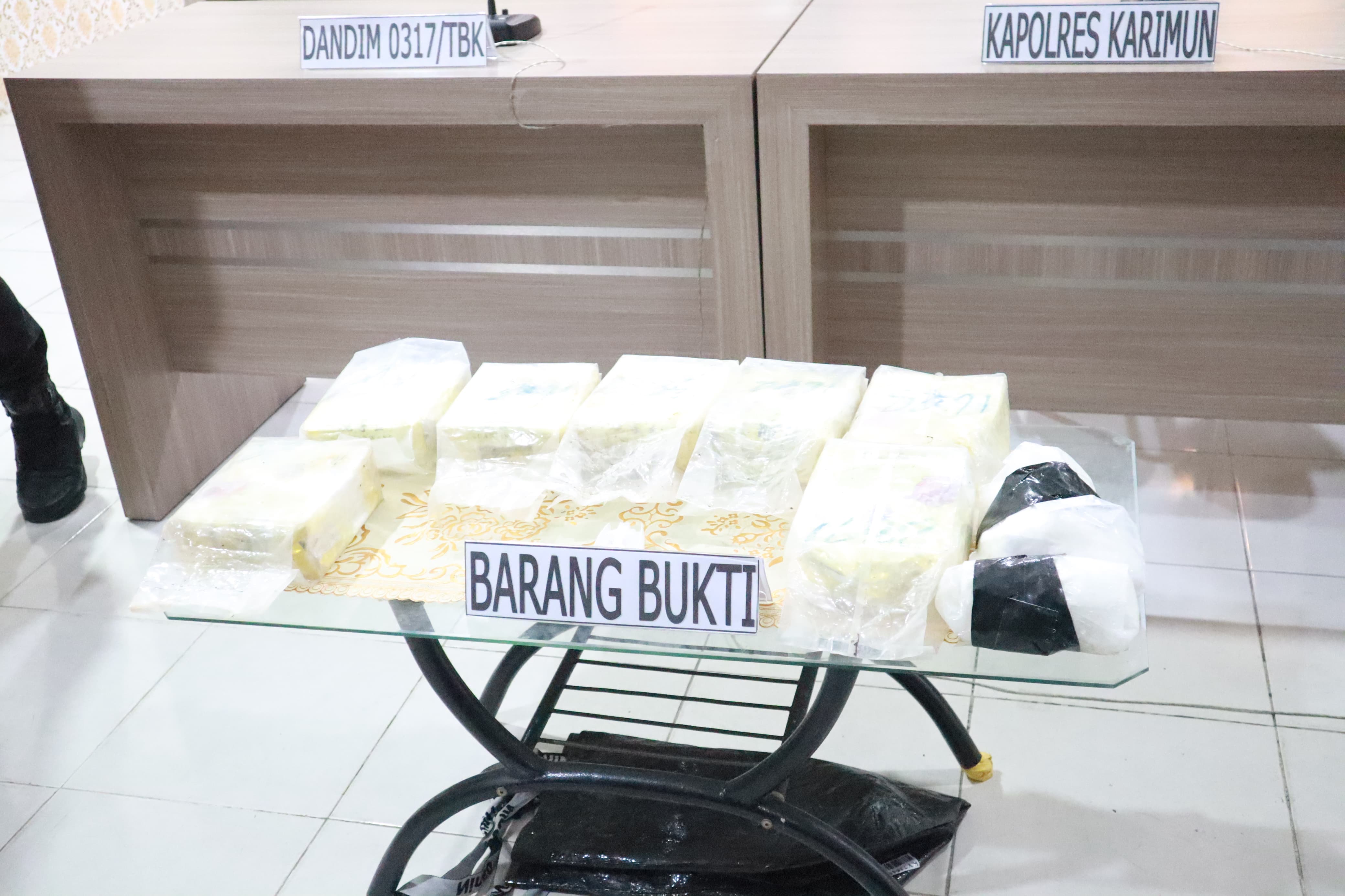 Dandim 0317/TBK, Letkol Inf Ida Bagus Putu Mudita menyerahkan barang bukti sabu seberat 9.343 gram kepada Polres Karimun.