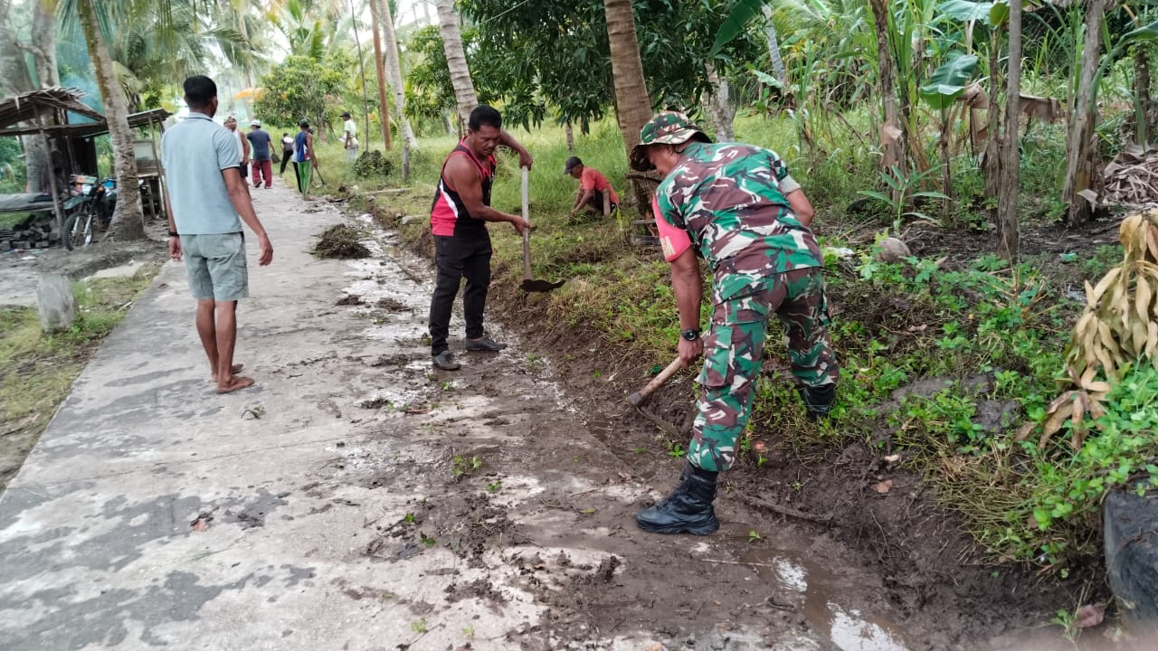 Gotong Royong Bersama Warga Masyarakat Binaan di Desa Sugie